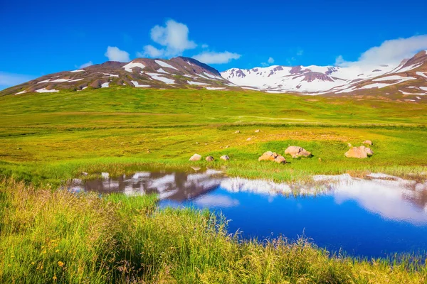 Blå sjön i bergen — Stockfoto