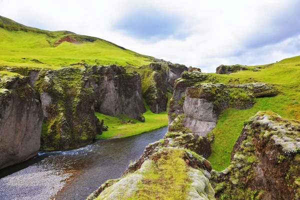 Cañón Fjadrargljufur y río frío rápido — Foto de Stock