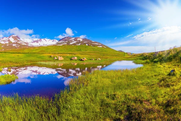 Lago azul nas montanhas — Fotografia de Stock