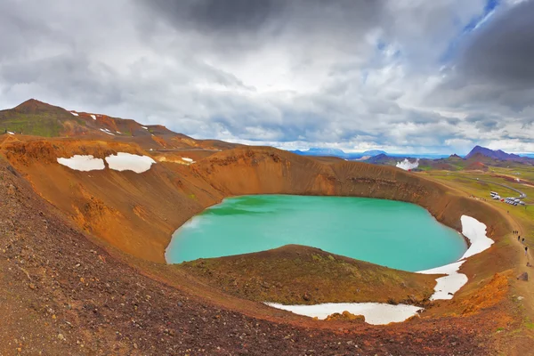 Lago na cratera de um vulcão extinto — Fotografia de Stock