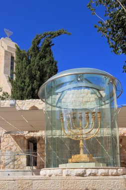 Altın kaplama menorah Kudüs'te