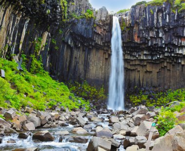 Siyah bazalt sütunları