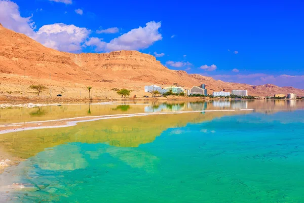 Smaragdgrünes Wasser des toten Meeres — Stockfoto