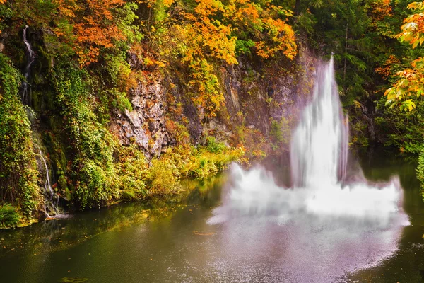 Tanzender Springbrunnen im ruhigen Teich — Stockfoto