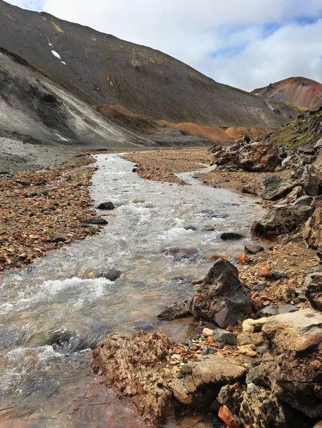 Flusso di gole tra le montagne — Foto Stock