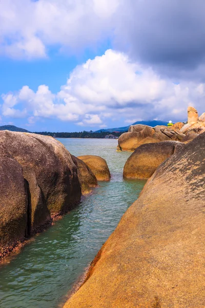 Stora stenar polerad släta havet — Stockfoto