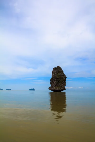 Insel spiegelt sich im glatten Wasser — Stockfoto