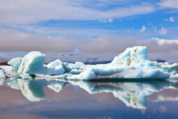 Ijsbergen en ice floes worden weerspiegeld — Stockfoto
