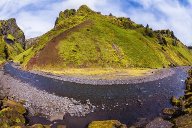 Kanyon Pakgil kayalar arasında