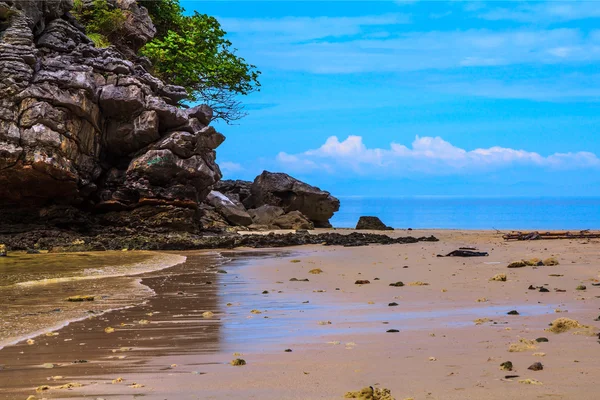 Batu-batu pulau di perairan dangkal — Stok Foto