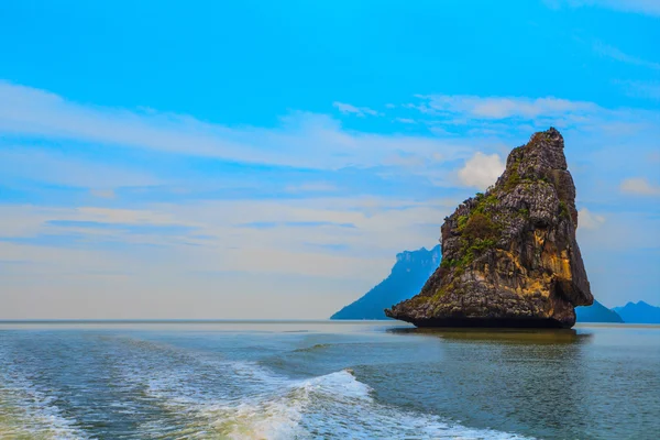 Ön segel i Andamansjön — Stockfoto