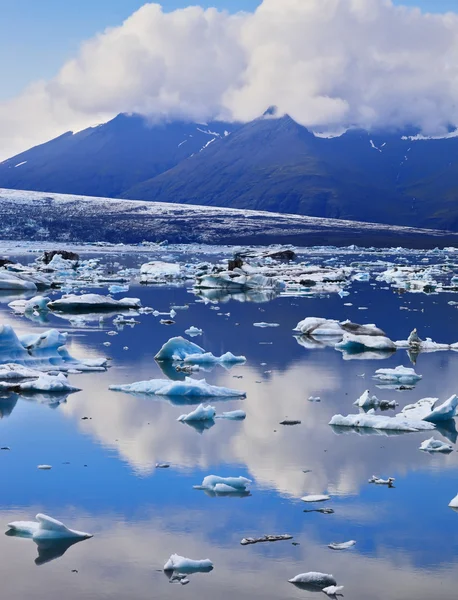 Ijsbergen in ijs lagune Jokulsarlon — Stockfoto