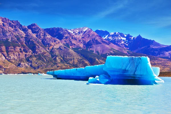 Weiß-blaue riesige Eisberge — Stockfoto