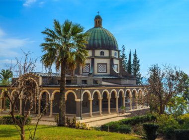 Manastır ve küçük bir kilise