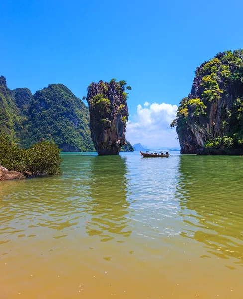 Isla de roca en el golfo — Foto de Stock