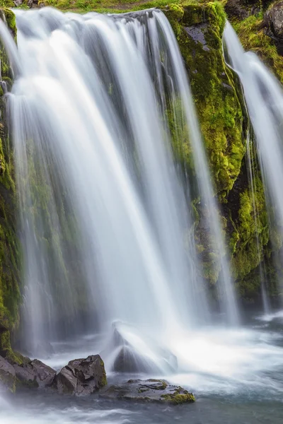 Las caídas en el descanso musgoso — Foto de Stock