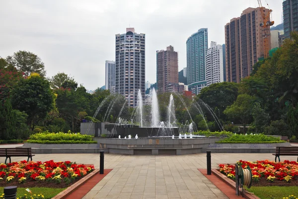 Praça elegante com fonte — Fotografia de Stock