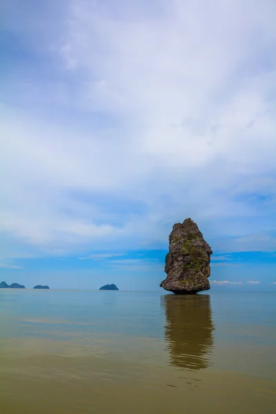 Île se reflète dans l'eau — Photo