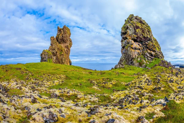 Stenen bedekt met groene en gele moss — Stockfoto