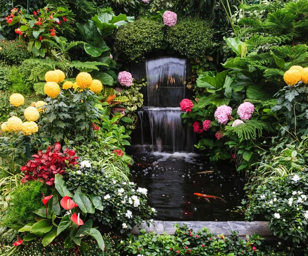 La fontaine entourée de fleurs — Photo