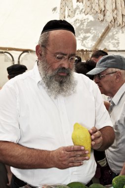 Kafatası ile dindar Yahudi