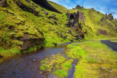 Temmuz ayında bazalt dağlar