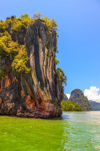 Восхитительная островная скала — стоковое фото