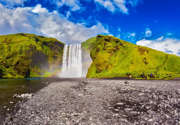 Islândia, cachoeira Skogafoss verão — Fotografia de Stock