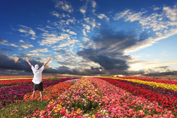 Enthusiastic tourist in blooming field of buttercups — Stock Photo, Image