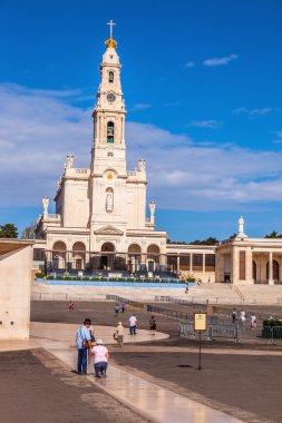 Dindar kadın Katedrali üzerinde diz çökmüş