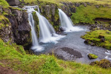 Art arda sıralı Kirkyyufell Foss düşüyor