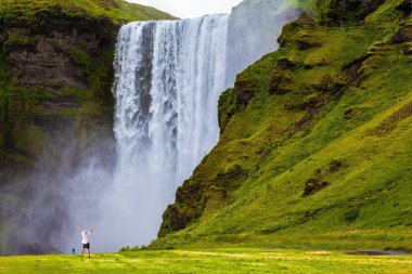 Grand Skogafoss şelale üzerinde turist