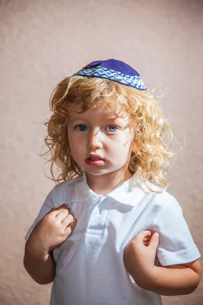 Little boy in Jewish knitted kippah — Stock Photo, Image