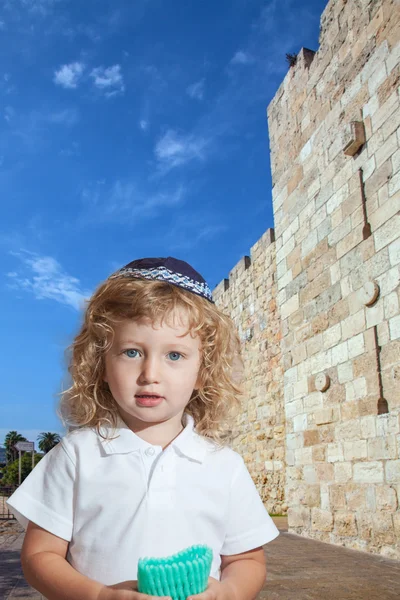 Menino em kippah de malha judaica — Fotografia de Stock