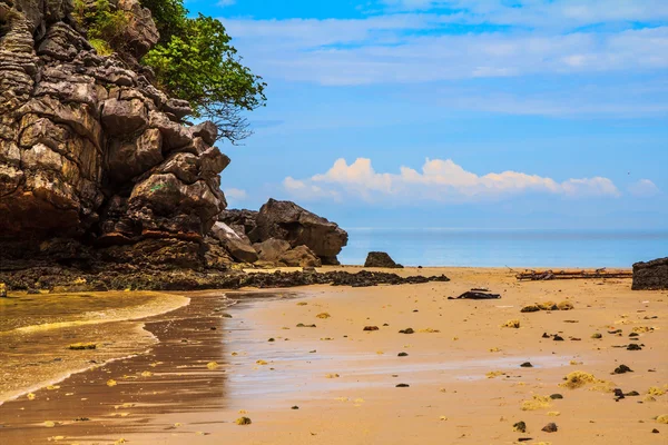 Rochas no mar de Andamão . — Fotografia de Stock