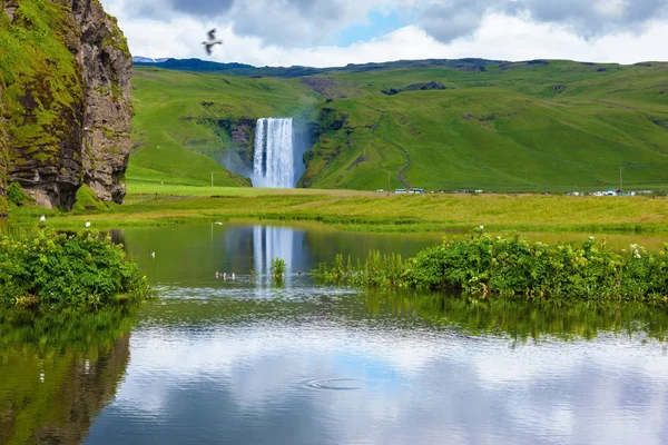 Wasserfall spiegelt sich in kleinem Teich — Stockfoto