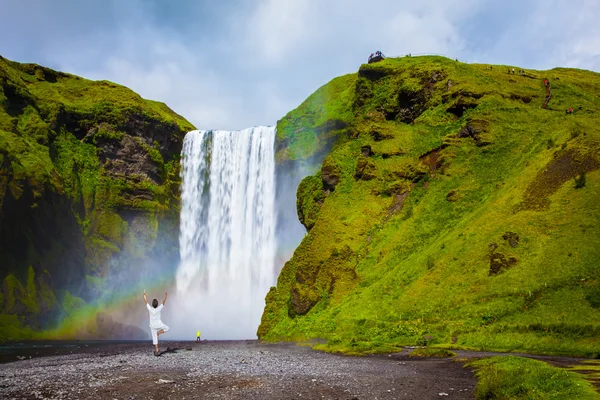 Wasserfall, Teich und Blumenbeete — Stockfoto