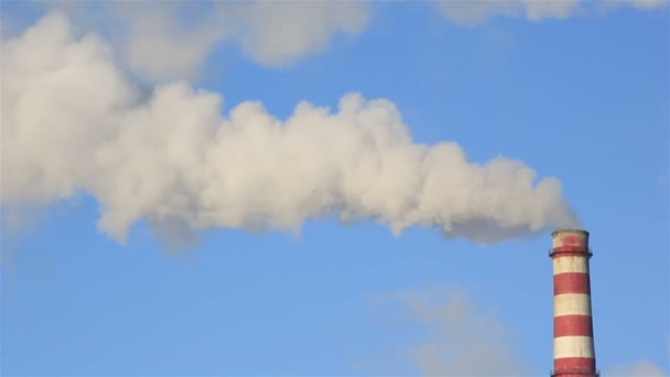 Cheminée industrielle pour le chauffage de la population pendant l'hiver 