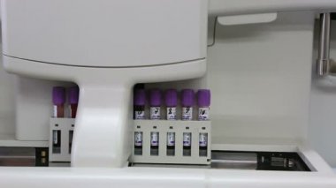 Modern yüksek performanslı otomatik Hematoloji analyzer ile otomatik yükleyici.