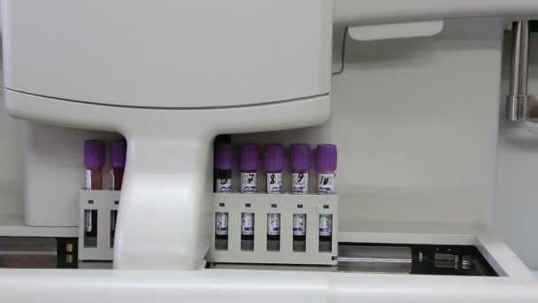 Moderno analizador automático de hematología de alto rendimiento con cargador automático . — Vídeos de Stock