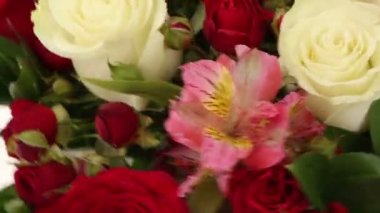 Güzel buket gül, Iris ve hızlı bir şekilde döndürme alstroemeria.