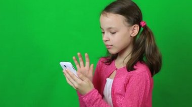 Küçük kız cep telefonu kısa mesaj yazma