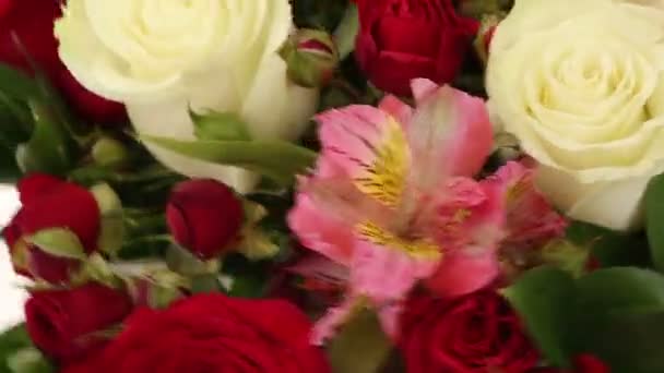 Mooi boeket rozen, iris en alstroemeria snel roteren. — Stockvideo