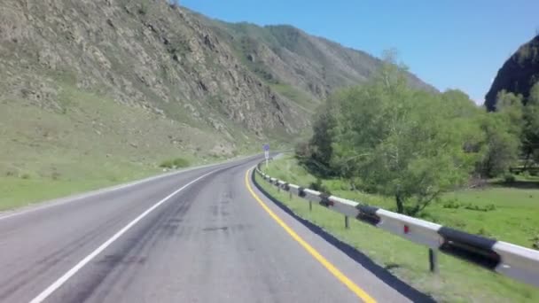 Anreise mit dem Auto auf dem Chuysky Trakt im Altai-Gebirge. — Stockvideo