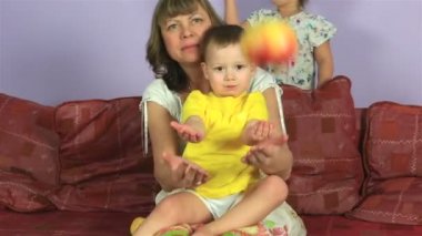 Küçük torunu ile mutlu neşeli kadın yemek lezzetli elma