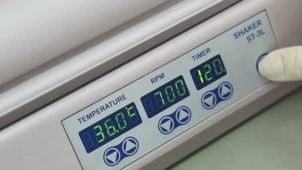 Shaker termosztát - az eszköz lehetővé teszi, hogy mind a 4 immunoplates. — Stock videók