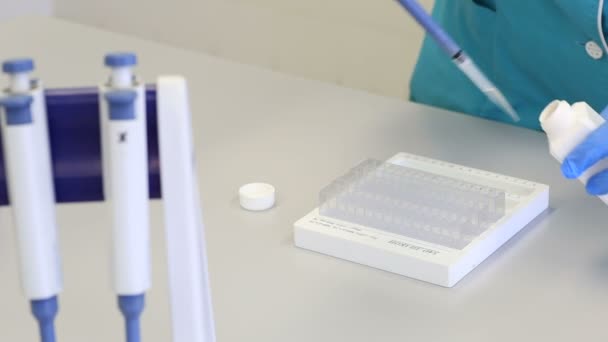 Distribuição do dispensador de reagente em faixas multikyuveta com amostras para analisador bioquímico . — Vídeo de Stock