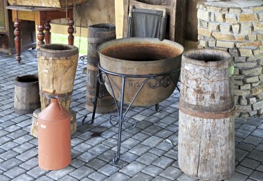 Eski gemileri. Turist karmaşık Sibirya Podvorye müzede köylü.