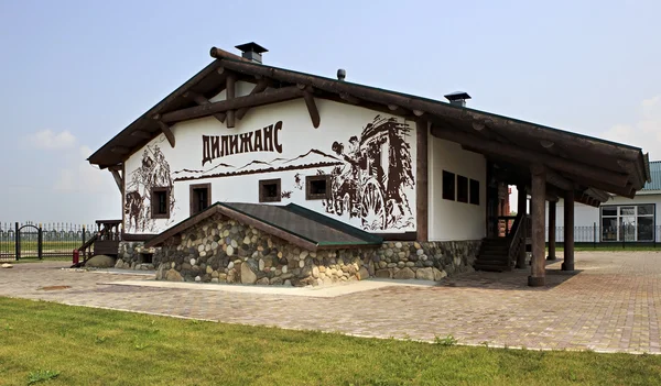 Restaurace krčma Dillizhans. Turistický komplex sibiřské Podvorye. — Stock fotografie