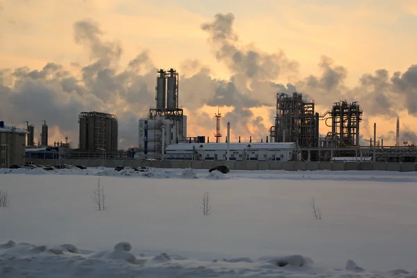 Kışın günbatımı gökyüzü arka plan kimya rafineri petrol. — Stok fotoğraf